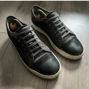 LANVIN - Säljer ett par lanvin i bra skick. De har en snygg och stilren design med snörning och en vit sula som ger en cool kontrast. Perfekta för vardagsbruk eller en avslappnad utekväll. Passar till det mesta i garderoben! Öppen för byten! Allt tillkommer utan snören…