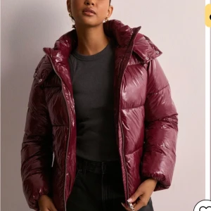 Röd Nelly jacka - Säljer min vinröda pufferjacket från nelly. Den är oanvänd, men jag klippte bort lappen så jag kan inte lämna tbx den. Str xxs men jag skulle säga att den passar alla från xxs - s. Slutsåld överallt. 