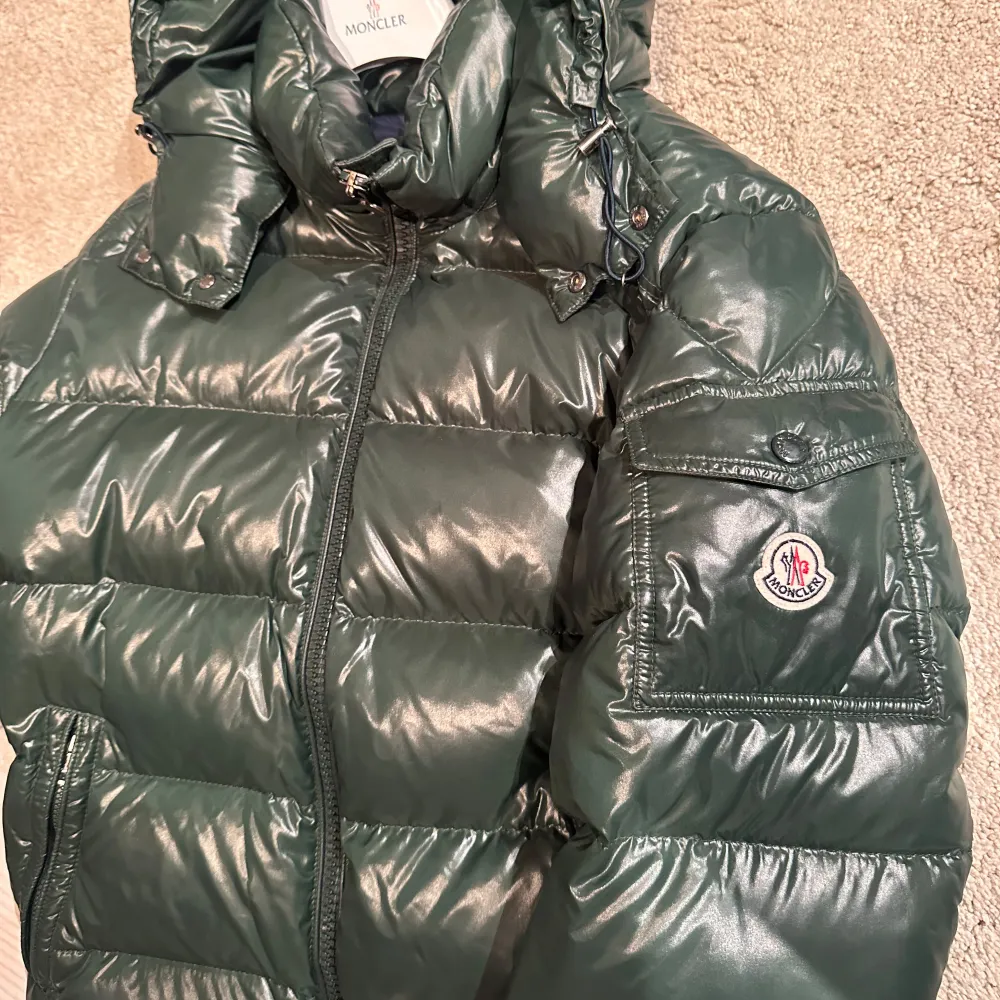 Moncler maya ”Forrest Green” väldigt eftertraktad färg. Storlek 3. Fint skick! Pris 7999kr!. Jackor.