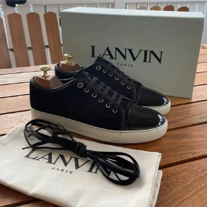  Lanvin skor - Säljer nu mina lanvins i fint skick då jag tröttnat på dom . Skick 9/10. Box dustbag medföljer vid köp. Öppen för byten