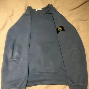 Stone island  - Tja säljer denna feta Stone island Hoodie tröjan är i gott skick och passar dig runt 158/164 den e riktig stilig med en fett finish hör av dig vid minsta lilla fundering! Tröjan är köpt på NK för 1599. 