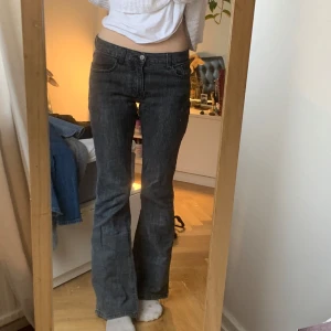 Brandy Melville jeans  - Gråa lågmidjade jeans från brandy Melville 🎉🎉🎉Jättefin passform och najs material :) Midja är 37,5 och innerbenslängd 80cm 🙌🏻säljer även tre andra brandy jeans