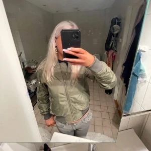 Grön bomberjacka - Säljer en snygg grön bomberjacka i mycket bra skick. Perfekt för höst och vår💕💕Passar bra till jeans eller kjol!