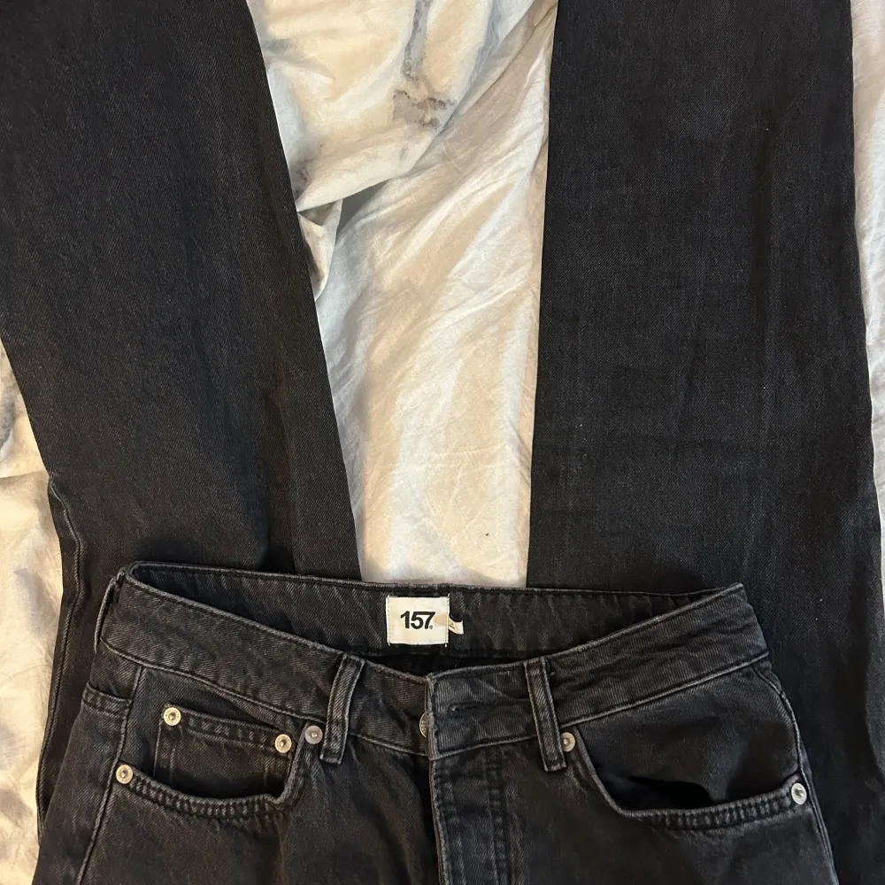 Säljer ett par svarta jeans från 157 i bra skick. Använd endast 1 gång. Säljer för att de inte är min stil. Jeans & Byxor.