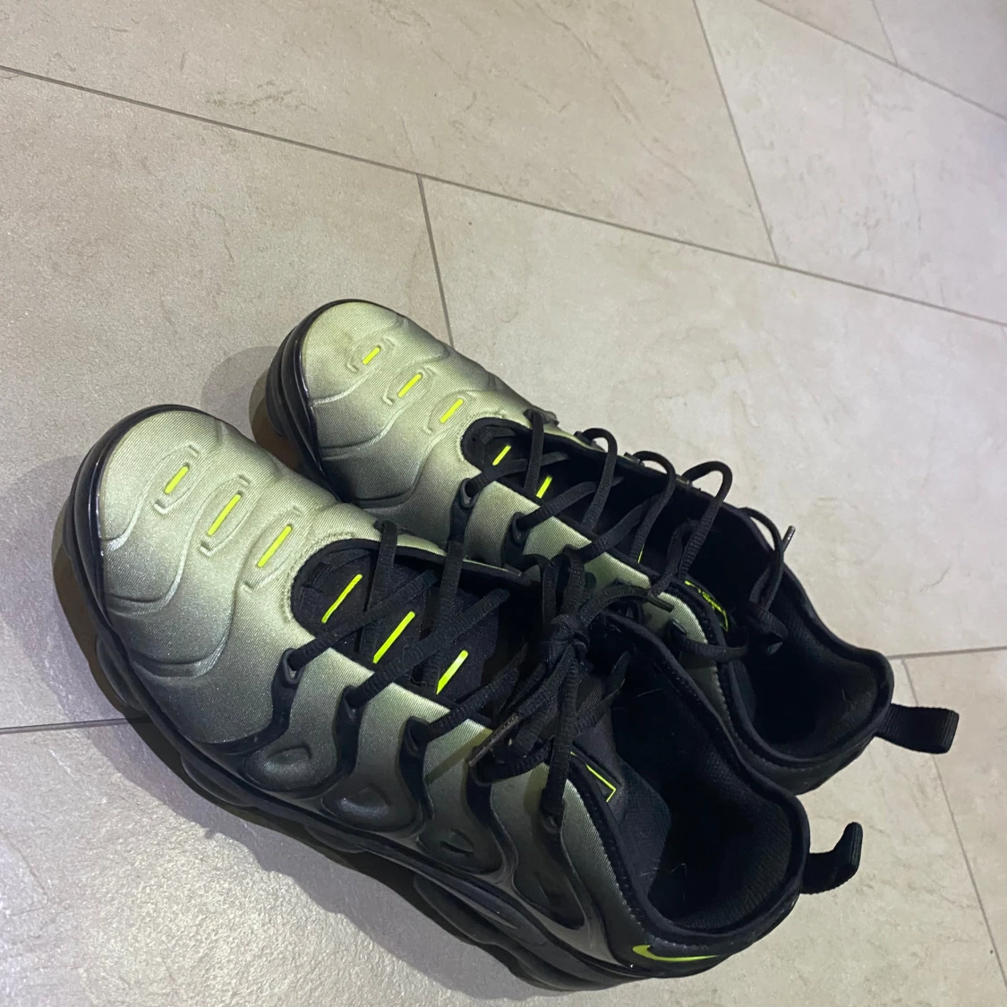 Nike Air Vapormax Plus i svart och grön - 92