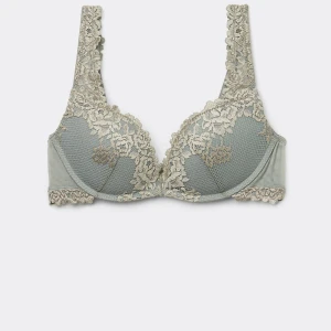 Pushup bh från Intimissimi  - Hej! Säljer denna fina bh då jag råkade köpa fel modell, men iom att jag trodde jag köpte rätt klippte ja bort lapparna och kunde ej lämna tillbaka🙈  Bh:n är helt oanvänd, endast testad en gång, den är i strl 75b, färg Fade Green, modell gioia💖