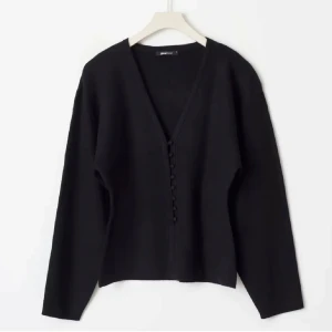 Svart topp från Gina  - Intressekoll på denna populära och eftertraktade topp från Gina!! Helt ny endast använd en gång. I storlek XS i svart🤍