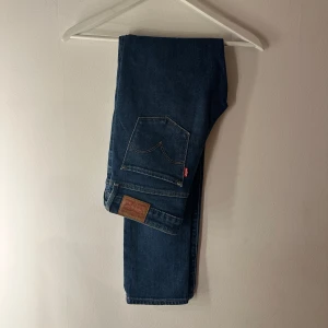 LEVI’S jeans  - Snygga jeans från Levi's i en mörkblå färg. Storlek 26. Fint skick