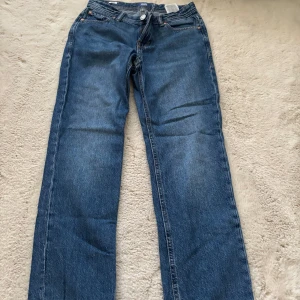 Jeans  - Säljer mina straight jeans från Jack & Jones som jag inte använder längre. De är k väldigt bra skick är passar xs.