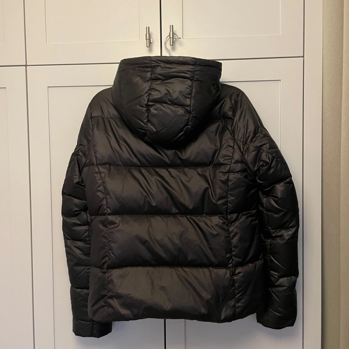 Svart pufferjacka med huva - 90