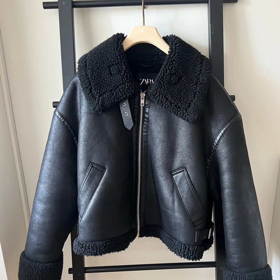 Svart skinnjacka med foder från Zara