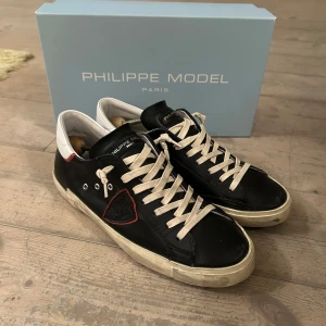 Philippe model skor - Säljer dessa feta svarta Philippe Model skor. Skick 8/10. Allt og kommer med. Storlek 41 men skulle säga att de passar 42 också. Bara att fråga om du har någon fundering. 