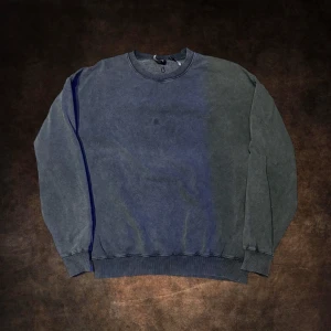 Washed Sweater - Riktigt snygg med en fet ”washed” colorway🔥Liten fläck på framsidan men inget som märks när du har på den👍 Strl S men passar M👌Kom DM vid fler frågor🙏