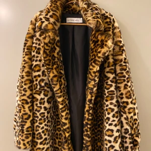 IVYREVEL LEOMÖNSTRAD JACKA - Säljer denna snygga leomönstrade kappan från IVYREVEL, Kenza Zouitens collection limited edition. Den finns inte att köpa någon annanstans då märket inte säljs längre.  Kappan är helt oanvänd. 