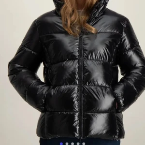 Puffer jacka  - Säljer denna jackan i storlek 146-152cm men den är väldigt stor o passar mig som xs 🤍helt oanvänd o prislappen är kvar ❣️ skriv för bilder om ni är intresserade 🩷