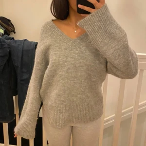 Stickad tröja - Säljer en sjukt snygg stickad tröja från Gina som inte har några defekter🤩 Tveka inte att skriva om du har frågor!🙌🏼