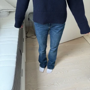 Mörkblå jeans - Säljer ett par mörkblå jeans i storlek 36 och de är lågmidjade 