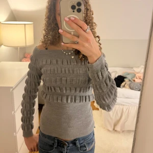 Grå stickad off shoulder topp - Säljer denna coola stickade toppen med off shoulder😍den är i fint skick, priset kan diskuteras vid snabb affär!💕