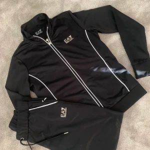 Svart träningsset från EA7 Emporio Armani - Snygg svart träningsset från EA7 Emporio Armani med vita detaljer. Fick dom som present men för liten st 