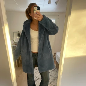 Pälsjacka - Sååå fin pälsjacka! As fin färg😋😍😍😍😍 nypris 2595 kr å aldrig använd!