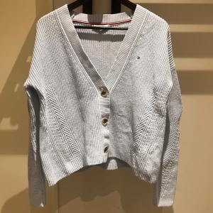 Ljusblå kofta från Tommy Hilfiger - Har haft koftan länge man har använt bara ett få tal gånger så den är i väldigt bra skick.