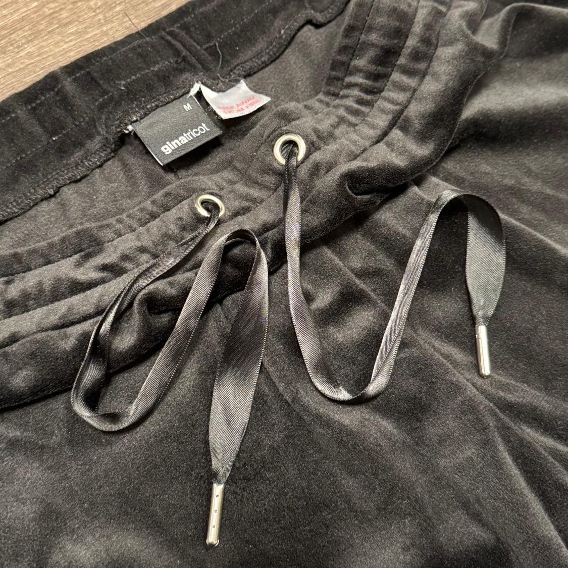 Gina Tricot Cecilia Velour svarta mjukisbyxor - 91