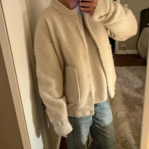 Beige teddyjacka från Vero Moda - Mysig beige teddyjacka från Vero Moda med dragkedja och långa ärmar. Perfekt för kyliga dagar med sin fluffiga och varma design. Jackan har praktiska fickor framtill och en avslappnad passform.priset kan diskuteras!❤️