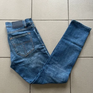 Tiger of Sweden Jeans - Snygga blå jeans från Tiger of Sweden i modellen: ”Pistolero” Slim fit.  Nästan aldrig använda - Skick: 9/10 - Mitt pris: 500kr - Nypris: 1600kr. Storlek: W29/L32 - modellen är 184cm.