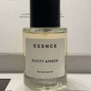 Essnce Dusty Amber Eau de Parfum - Säljer en Essnce parfym som endast är testad. Doften var inte riktigt min typ av doft. Doften är inspirerad av Good Girl. Ordinarie pris var 390 kr (inklusive frakten) Pris går att diskutera😊