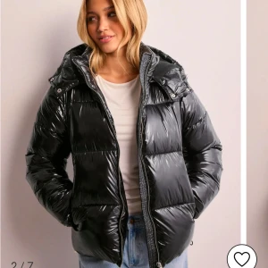 Nelly jacka  - Säljer denna slutsålda jackan i storlek S. Fin men använd lite under vintern. Ser dock ut som ny. Inga fläckar eller något sådant. Högsta pris får den!