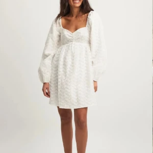 Studentklänning  - Super fin studentklänning från NaKd  i storlek Xs💕