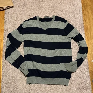 Randig sweater - En jättemysig randig tröja från märket Race marine! Köpte den second hand, men har ba använts av mig några fåtal gånger. Storlek M men passar mig som har S!