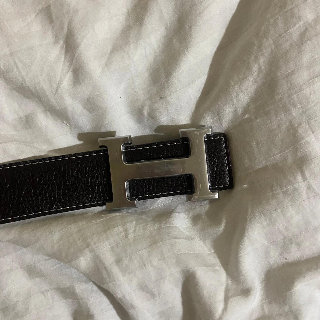 Svart skärp med silverfärgat spänne