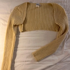 Beige ribbad bolerotopp från princess polly - Snygg beige bolerotopp från princess polly i ribbat material. Använt en gång