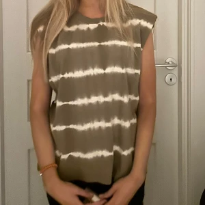 Randig ärmlös topp - Snygg ärmlös topp med tie-dye mönster i beige och vitt🙏🏽🥰