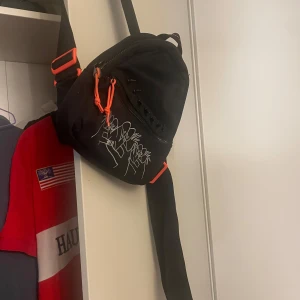 Sadboys x converse ryggsäck - Feeeet sadboys x converse collab ryggsäck🔥🔥Fet accessoar till dina outfits o speciellt om du ska ti yung lean i march!🔥🔥💸 priset kan diskuteras och du är välkommen att ställa frågor🙏🙏