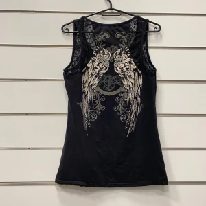 From Los Angeles Bus Stop Ängel Linne y2k 2000s - Super cool och unikt linne ifrån From Los Angeles Bus Stop med ängel vingar på både fram och baksidan. På vingarna så finns det rhinestones som tillägger mycket karaktär. Påminner mycket om Japanska märken! Linnet är vändbart dessutom och kan vändas för att enbart vissa vingarna på en sida, kolla sista fotot.