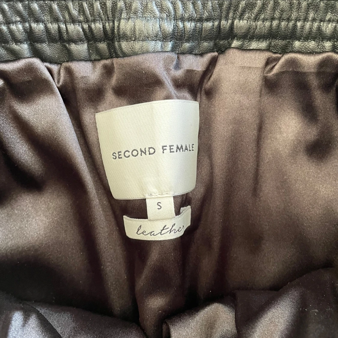 Svart skinnkjol från Second Female - 91