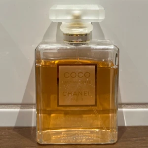 Coco Mademoiselle Eau de Parfum från Chanel - Elegant och tidlös parfym i en stilren, fyrkantig glasflaska med en vit, fyrkantig kork. Doften är känd för sina fräscha och blommiga noter, perfekt för den som vill ha en sofistikerad och modern känsla. 100ml, bara lite använd (se bild). Nypris 2150kr.