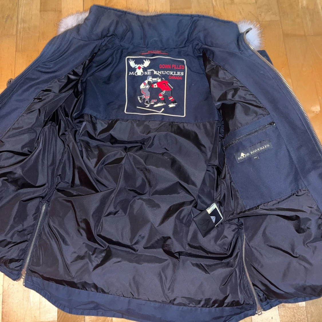 Mörkblå dunjacka Moose Knuckles - 90