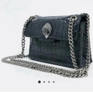 Kurt Geiger Väska - Jätte snygg Kurt Geiger väska. Köpt för 2500. Väskan är lite sliten inuti men inget man tänker på.💕