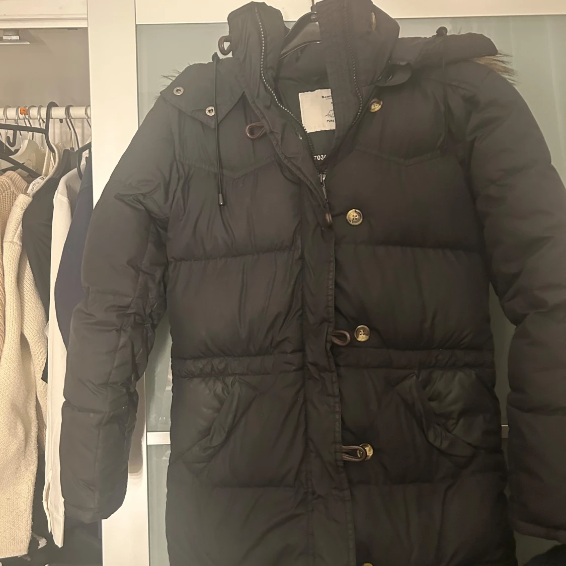 Svart dunjacka från Boomerang