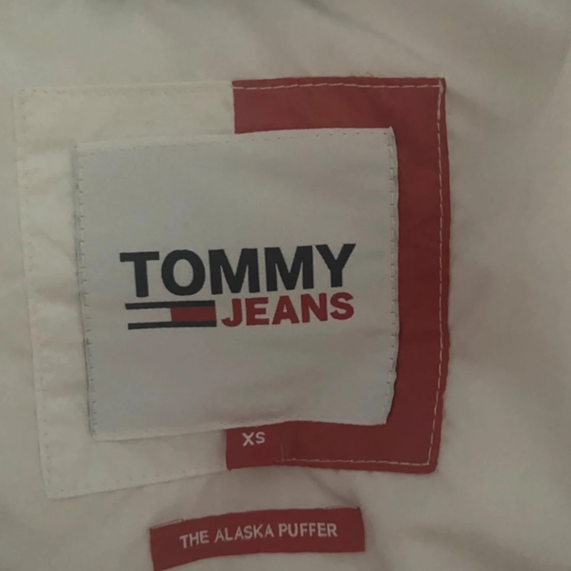 Vit pufferjacka från Tommy hilfigher  - 92