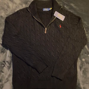 Ny! Ralph Lauren tröja  - FÖRSTA TILL 800 ELLER BÄSTA ERBJUDANDET INNAN LÖRDAG VINNER! ✅ 	•	Ny Ralph Lauren quarter zip tröja 	•	Storlek: M 	•	Klassisk design med broderad logotyp 	•	Perfekt skick, aldrig använd!