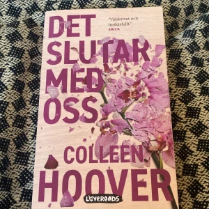 Det slutar med oss - Boken 'Det slutar med oss' av Colleen Hoover är en gripande roman som utforskar kärlekens komplexitet och svårigheter. Omslaget pryds av rosa blommor mot en ljus bakgrund, vilket ger en känsla av skörhet och skönhet. Perfekt för den som söker en emotionell och tankeväckande läsupplevelse.