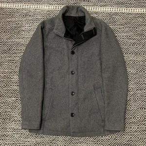 Fodrad ull cardigan  - Den perfekta vårjackan / overshirt i 50% ull från Jack & Jones. Stilig och passar till allt. Fodrad, dragkedja och knappar 🤩 Storlek M. Bra skick. Skriv vid frågor eller funderingar, pris kan alltid diskuteras vid smidig affär 😀
