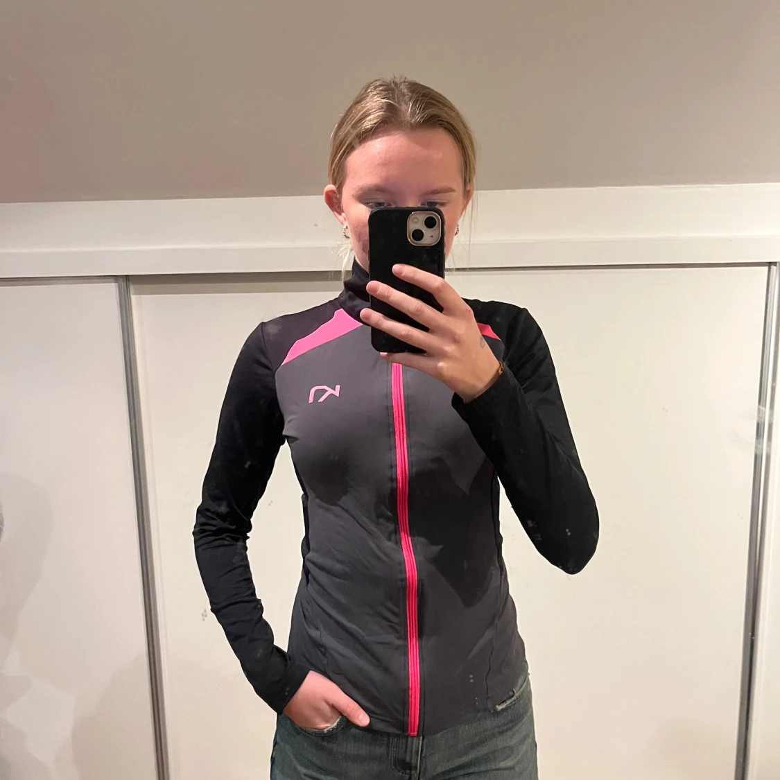 Svart och rosa träningströja från Kari Traa