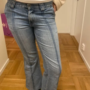 Blå jeans💕 - Snygga blå jeans med jätte snygga detaljer, köpte på Vinted för några veckor sen, säljer bara för att de är för korta⭐️
