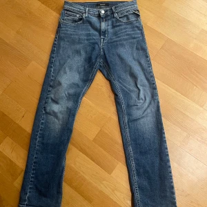 Blå jeans från Replay - Säljer dessa as feta jeans ifrån Replay. Modell - Thad, Storlek: 14Y. Jeansen är fortfarande i väldigt bra skick och knappast använda. Hör gärna av er vid funderingar så löser vi en bra deal. 