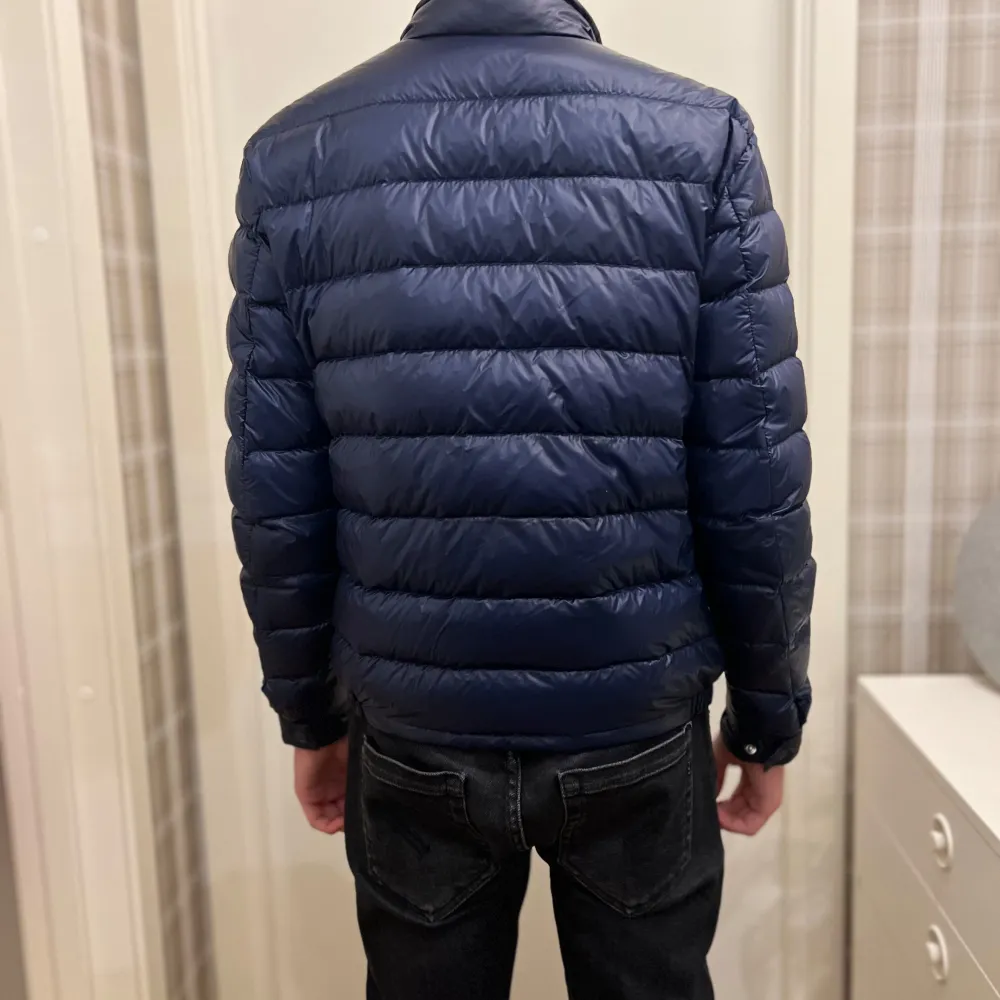 Säljer en Moncler jacka i modellen Acorus. Jackan är i mycket bra skick. Inga defekter eller skavanker. Den är i storlek 1 modellen på bilden är 170 cm. Nypris på denna jackan ligger på runt 13 k. Jag köpte den på Garmets Market och använt den fåtal gånger sedan dess. Självklart äkta kvitto finns digitalt kvitto. Byte kan vara intressant. Vid snabb affär kan priset diskuteras. Har du några funderingar är det bara att kontakta mig via PM🔥. Takit.